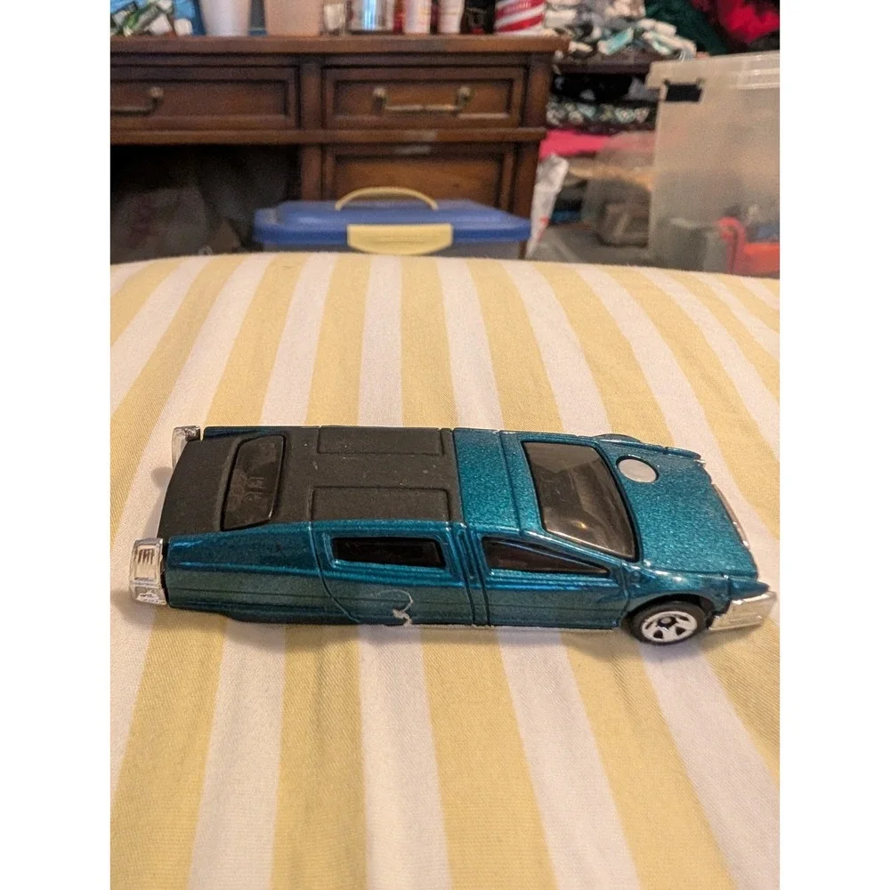 2001 Hot Wheels Sentinel 400 Limo Green First Editions Diecast 1:64 Scale